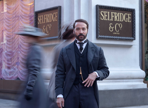 Harry Selfridge (Jeremy Piven) in der gleichnamigen Serie Mr. Selfridge. Bild: Sender/ITV