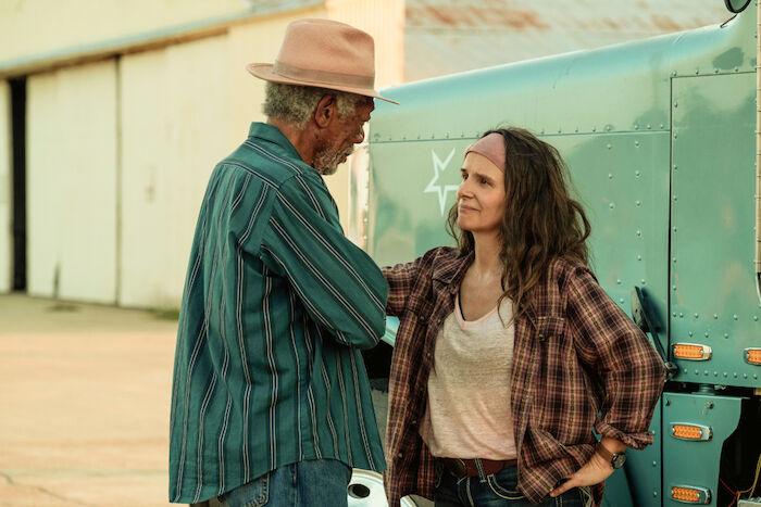 Paradise Highway: Gerick (Morgan Freeman) befragt Truckerin Sally (Juliette Binoche). Bild: Sender / ZDF / Nick Burchell