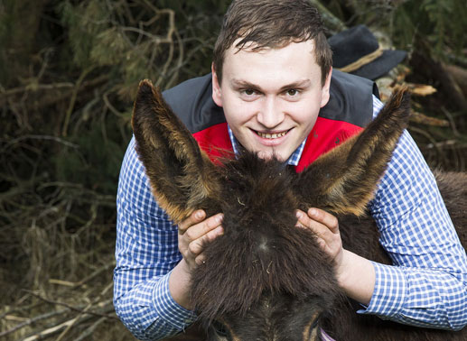 Augustin – der fröhliche Eselbauer, 23 Jahre, aus Oberösterreich:Augustin betreibet einen Bio-Ackerbaubetrieb mit 25 ha. Gemeinsam mit seinem Vater betreibt er weiters eine Eselzucht. Außerdem studiert er an der BOKU in Wien, ist also teils in Oberösterreich, teils in Wien.
Seine Traumfrau ist auf jeden Fall Nichtraucherin. Bild: Sender