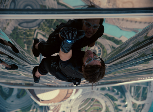 Achthundert Meter in die Tiefe könnte Ethan Hunt (Tom Cruise) bei seinem gewagten Manöver stürzen. Dies riskiert er, um das Leben vieler anderer zu schützen ... Bild: Sender/Paramount