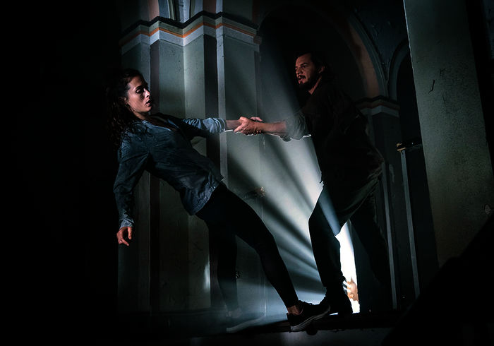 Schneller als die Angst: Der Gejagte und die Jägerin: Serienmörder André Haffner (Felix Klare) mit der Fahnderin Sunny Becker (Friederike Becht). Bild: Sender / ARD Degeto / MDR / Stephan Rabold