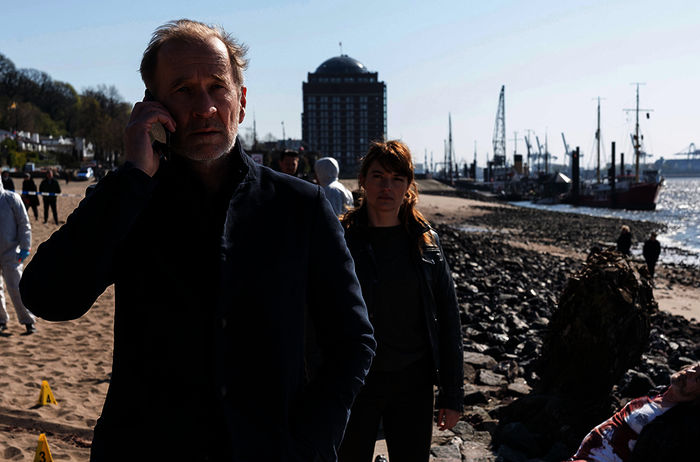 Hauptkommissar Jan Fabel (Peter Lohmeyer) und Kommissarin Anna Wolff (Ina Paule Klink) jagen den „Engel von St. Pauli“. Bild: Sender / ARD Degeto / Georges Pauly