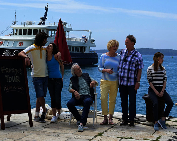 Sebastian (Sebastian Fräsdorf) sorgt für ein Liebeschaos in Kroatien mit seiner Freundin Mila (Jördis Richter, seiner „Ex“ Jana (Victoria Schulz), seinem Onkel „Franjo“ (Siemen Rühaak,) sowie seinen Eltern Gisela (Saskia Vester) und Werner Bauer (Michael Lerchenberg). Bild: Sender / ARD Degeto / Christiane Pausch