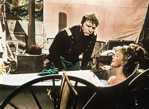 Colonel Thadeus Gearhart (Burt Lancaster) findet es unerhört, wie unbefangen sich Cora Templeton Massingale (Lee Remick) nicht nur vor seinen Augen in der Badewanne vergnügt. Bild: Sender