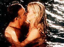 Sean Connery k&uuml;sst Kim Basinger oder umgekehrt. Bild: Sender