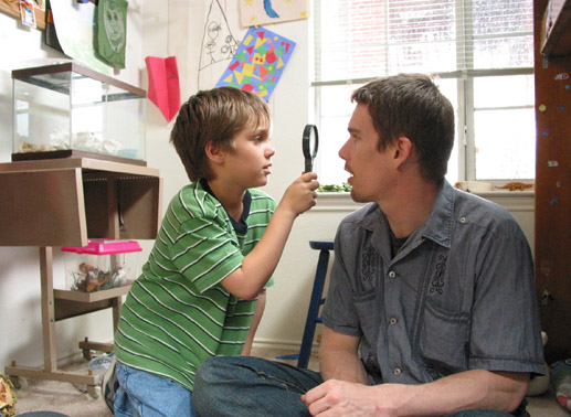 Ethan Hawke und Ellar Coltrane in „Boyhood“. Bild: Sender / IFC Productions