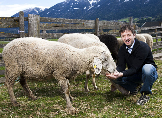 Andreas – der treue Tiroler (43) aus Tirol -  ist Schafzüchter. Andreas hat bereits zwei Töchter aus einer früheren Beziehung. Er sucht eine nette, ehrliche und lebenslustige Sie, die die Leidenschaft zum Sport teilt. Bild: Sender