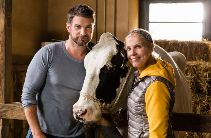 Tierheilpraktikerin Belinda Mommsen (Cordula Stratmann), von allen die "Kuhflüsterin" genannt, lebt mit Sohn und Hauskuh Mutti. Der neue Nachbar Winnes Wöllner (Simon Böer) ist Belinda suspekt … Bild: Sender / Frank Dicks