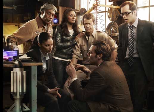 EUREKA: (v.l.n.r.) Henry Deacon (Joe Morton), Jo Lupo (Erica Cerra), Allison Blake (Salli Richardson-Whitfield), Jack Carter (Colin Ferguson), Dr. Grant (James Callis) und Douglas Fargo (Neil Grayston) ... Bild: Sender