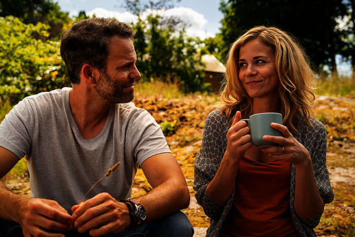 Tilda (Jessica Ginkel) und Lasse (Ben Ruedinger) sind sich trotz des Durcheinanders sympathisch. Bild: Sender / ZDF / Arvid Uhlig