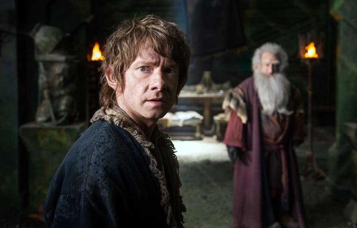 Meisterdieb Bilbo (Martin Freeman, l.) macht sich den Arkenstein, den er zuvor aus den Schätzen des Erebor gestohlen hat, zu Nutze, um die zerstrittenen Parteien zu einer Streitmacht gegen die feindliche Armee zu vereinen. Bild: Sender / 2014 METRO-GOLDWYN-MAYER PICTURES INC. AND WARNER BROS. ENTERTAINMENT