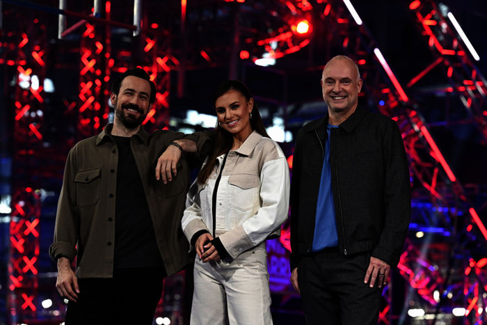 Ninja Warrior Germany: Jan Köppen, Laura Wontorra und Frank Buschmann. Bild: Sender / RTL / Markus Hertrich