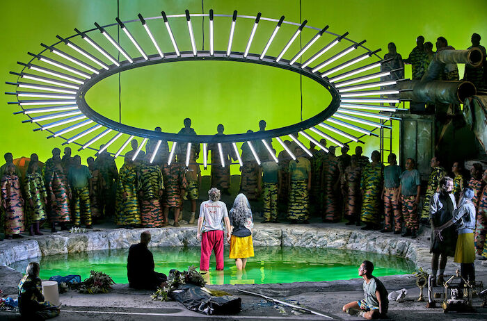 Bayreuther Festspiele 2023 - Parsifal: Amfortas (Derek Welton), Parsifal (Andreas Schager), Kundry (Ekaterina Gubanova), 3. Knappe (Jorge Rodriguez-Norton), Gurnemanz (Georg Zeppenfeld), Chor und Statisterie der Bayreuther Festspiele. Bild: Sender / ZDF und BR / Bayreuther Festspiele / Enrico Nawrath