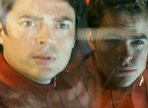 Karl Urban (Dr. McCoy), Chris Pine (James T. Kirk). Bild: Sender