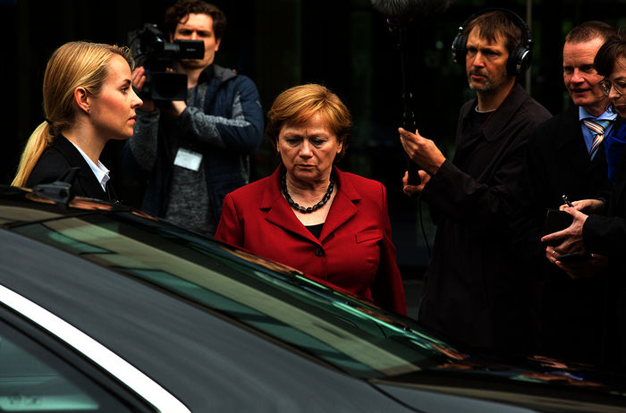 Merkel (Imogen Kogge) auf dem Weg zur Limousine. Bild: Sender / ARD / rbb / carte blanche International / Volker Roloff