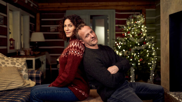 Ein Regenbogen zu Weihnachten: Nicole Golding (Jasmin Gerat) und Martin Kupfer (Maximilian Brückner) führen ein Jahr lang eine unkomplizierte Paarbeziehung, bevor Nicole zur Weihnachtszeit das Bedürfnis verspürt, endlich Martins Teenager-Kinder kennenzulernen. Bild: Sender / ZDF / Zuzana Panská