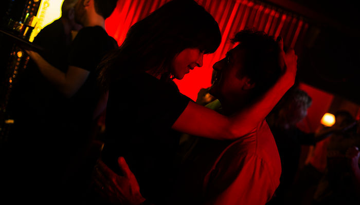 Zwischen Elsa (Sophie Marceau) und Pierre (François Cluzet) knistert es vom ersten Augenblick an. Bild: Sender / ARD Degeto / Roger Do Minh