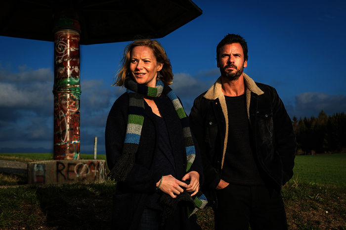 Mit Blick über das Erzgebirge: Försterin Saskia Bergelt (Teresa Weißbach) und Kommissar Ralf Adam (Stephan Luca). Bild: Sender / Uwe Frauendorf.