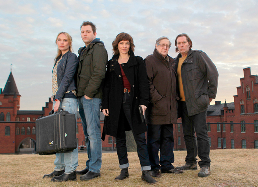 Irene Huss (Angela Kovacs) geht mit ihren bewährten Kollegen Jonny (Dag Malmberg), Sven (Lars Brandeby), Fredrik (Eric Ericson) und Elin (Moa Gammel) auf Verbrecherjagd.
Bild: Sender