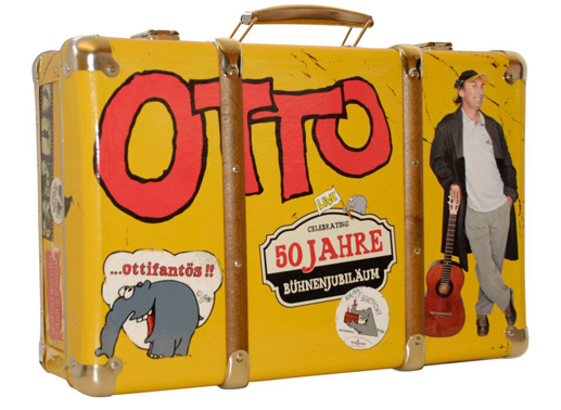 Otto trägt den Koffer schon recht schwer – zum 50. Bühnenjubiläum. Foto: Glücksstern