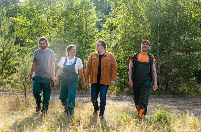 Großstadtförsterin: Forstwirtschaftsstudent Selim Said (Burak Sercan Akyol), Forstwirtin Yvonne Mieder (Barabara Schwarz), Revierleiterin Jana Doussière (Stefanie Reinsperger) und Forstwirt Robin Precht (Eugen Knecht). Bild: Sender / rbb / Maor Waisburd