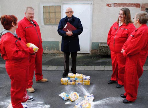 Streitschlichter Franz Obst (Mi.) fordert die verfeindeten Nachbarn zu einem Spiel auf. Edelgard Pfeifer (63, re.), unterstützt von ihrer guten Freundin Stefanie Blümm (2.v.re.) und Denise Hörning (40, li.) mit Robert Bergmeier (44). Bild: Sender