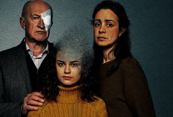 Unseen: Laurence Decondé (Myriem Akheddiou) und ihr Vater Victor Decondé (Luc van Grunderbeeck) sorgen sich um Lily (Elisa Echevarria). Bild: Sender / ZDF / About Premium Content