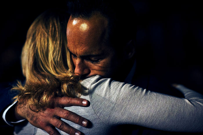 Anna (Leeanna Walsman) und Joe (Alex Dimitriades) sind in großer Sorge um ihren Sohn. Bild: Sender / Matchbox Picture