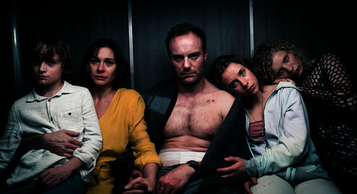 Familie Steiner: Jonas Steiner (Claude Heinrich), Susanne Steiner (Christiane Paul), Uli Steiner (Mark Waschke), Leonie Steiner (Lena Klenke) und Nora Frankenberg (Luisa-Céline Gaffron) sitzen mit traurigem Blick nebeneinander und halten sich im Arm oder an den Händen. Bild: Sender / ZDF / Stephan Rabold. 