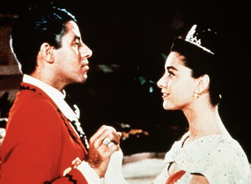 "Aschenblödel" (Jerry Lewis) ist sehr angetan von Prinzessin Charmant (Anna Mara Alberghetti). Bild: Sender