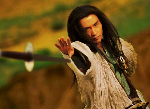 Ouyang Feng (Leslie Cheung) war als junger Mann ein gefürchteter Schwertkämpfer. Doch aus Liebeskummer hat er sich in die Wüste zurück gezogen und ist zu einem Händler des Todes geworden. Bild: Sender