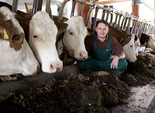 Christian (24) - der lebenslustige Milchbauer aus  Oberösterreich -  ist mit Leib und Seele Bauer. Er hat 130 Stück Vieh am Hof und lebt vom Verkauf der Milch und der Jungtiere.  Seit 2009 ist Christian Single, er sucht eine lustige Frau, die definitiv keine Tussi ist. Bild: Sender
