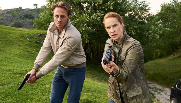 Kommissarin Sonja Schwarz (Chiara Schoras) und Kollege Jonas Kerschbaumer (Gabriel Raab) jagen den Mafiamörder. Bild: Sender / Marco Nagel