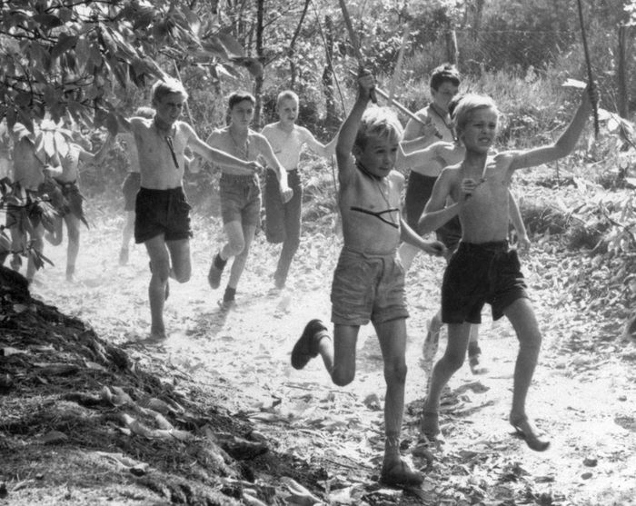 Um möglichst viele ihrer Knöpfe vor feindlichen Angriffen zu bewahren, ziehen die Jungs ohne Hemden in den Kampf. Bild: Sender / 1962 Zazi Films