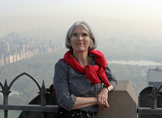 Erfolgsautorin Donna Leon auf dem Dach des Rockefeller Center in New York, im Hintergrund der Central Park. Bild: Sender