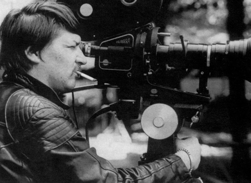 Rainer Werner Fassbinder am Set von "Die Ehe der Maria Braun". Bild: Sender