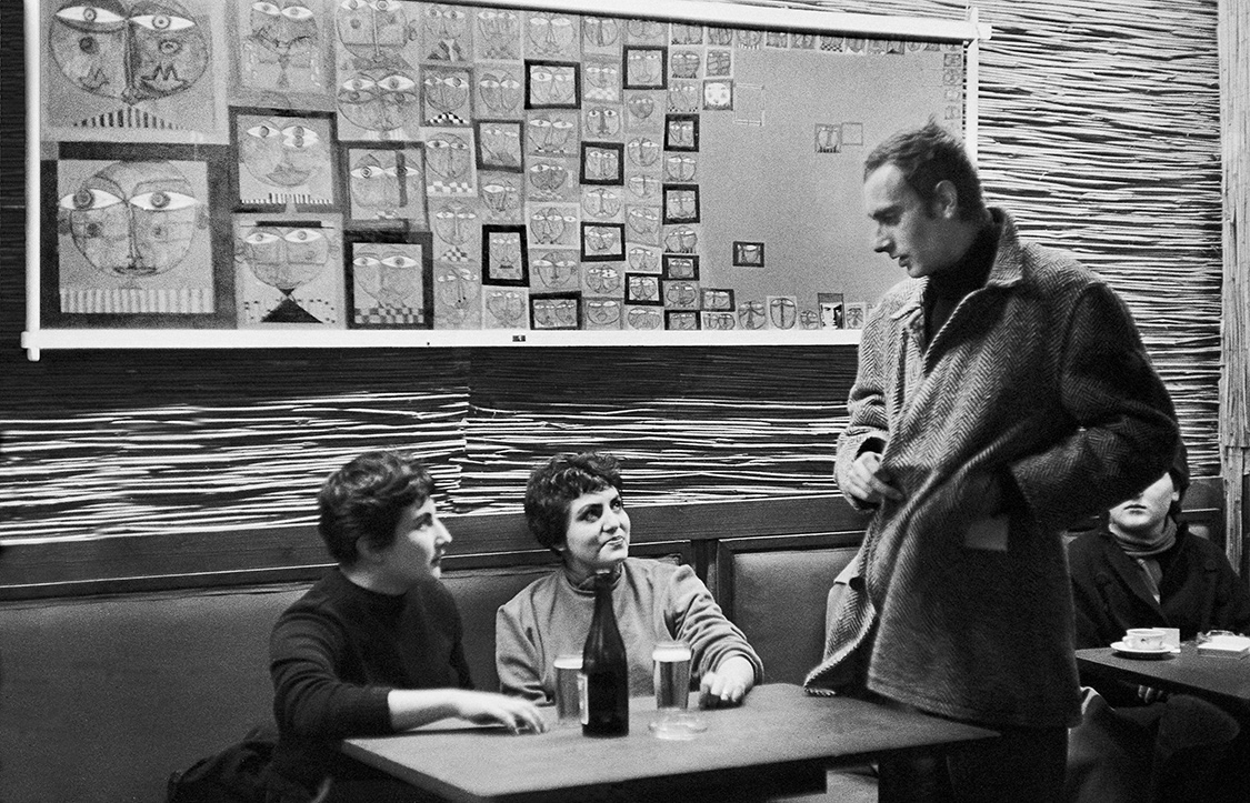  Treffpunkt der künstlerischen Avantgarde in den 50er-Jahren: der legendäre Strohkoffer - Friedensreich Hundertwasser (re.). Bild: Sender / ORF / Erich Lessing