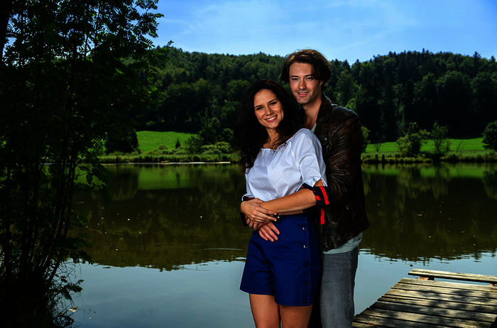 Helen Barke und Julian Schneider stehen im Mittelpunkt der 15. Staffel. Die neue Liebesgeschichte von Denise Saalfeld (Helen Barke) und Joshua Winter (Julian Schneider) rückt in den Vordergrund der ARD-Telenovela. Bild: Sender / ARD / Christof Arnold