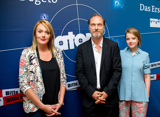Das Ermittlerteam Henni Sieland (Alwara Höfels, li.) und Maria Magdalena Mohr (Jella Haase, re.) sowie der Komissariatsleiter Peter Michael Schnabel (Martin Brambach). Bild: Sender / Arvid Müller