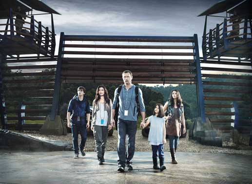 Die Familie Shannon (v.l.n.r.): Josh (Landon Liboiron), Elisabeth (Shelley Conn), Jim (Jason O`Mara), Zoe (Alana Mansour), Maddy (Naomi Scott) versucht sich in Terra Nova ein neues Leben aufzubauen ... Bild: Sender / 20th Century Fox