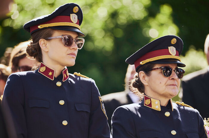 Zu neuen Ufern: Lisa (Miriam Fussenegger) und Grete (Maria Hofstätter) bei der Beerdigung der jungen Polizistin Johanna. Bild: Sender / Lotus Film / Felix Vratny