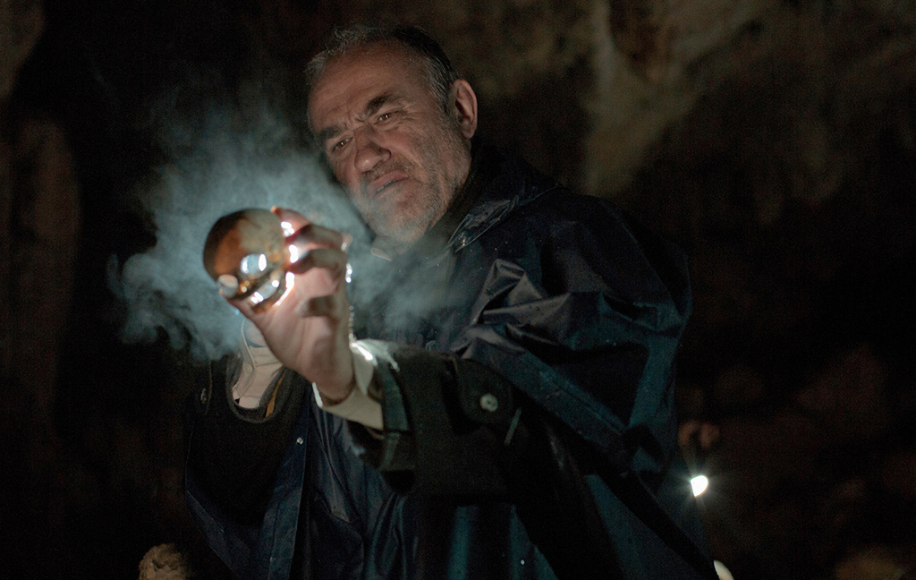 FermÌn Montes (Francesc Orella) macht bei der Suche nach dem Killer eine schreckliche Entdeckung. Bild: Sender