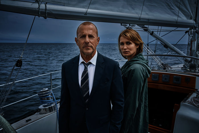 Die Frau im Meer: Simon Kessler (Heino Ferch) und Silke Broder (Anja Kling) fahren zusammen mit dem Boot raus. Bild: Sender / ZDF / Thomas Leidig. 