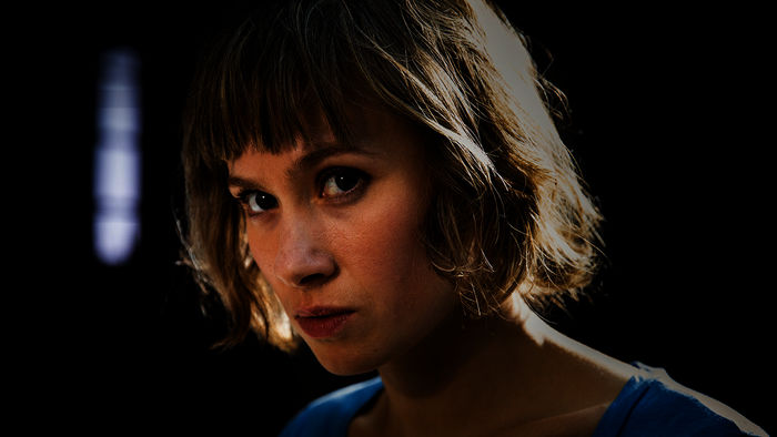 Privatdetektivin Doro Decker (Alina Levshin). Bild: Sender / ZDF / Sofie Silbermann.