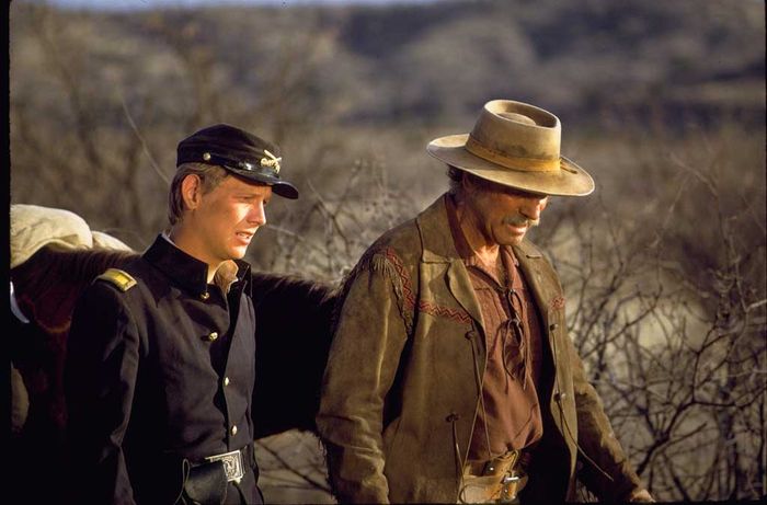 McIntosh (Burt Lancaster) versucht Leutnant De Buin (Bruce Davidson) von übereilten Aktionen zurückzuhalten. Bild: Sender / ZDF / Joseph F. Biroc