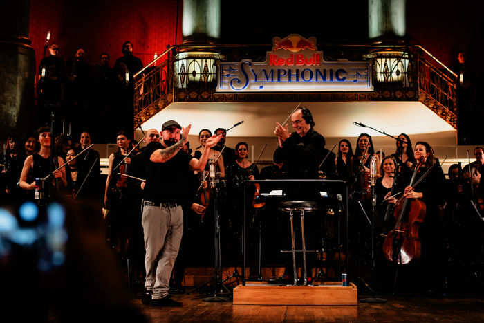 Seiler und Speer - Red Bull Symphonic: Christian Kolonovits, Seiler und Speer mit dem Max Steiner Orchester im Konzerthaus in Wien. Bild: Sender / Red Bull Content Pool / Matthias Heschl