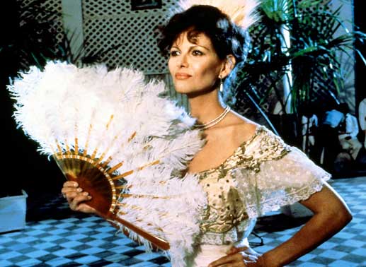 Auf dem Fest der reichen Kautschukbarone tritt Molly (Claudia Cardinale) stolz in großer Garderobe auf, obwohl sie in dieser Gesellschaft ebenso wie Fitzcarraldo als Außenseiter gilt. Bild: Sender