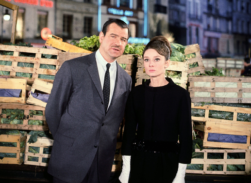 Freund oder Feind? Der Agent Bartholemew (Walter Matthau) versucht der Witwe Regina (Audrey Hepburn) Angst einzujagen. Bild: Sender