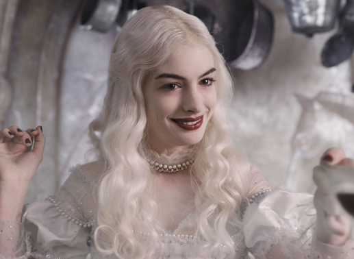 Mit Hilfe eines selbstzubereiteten Zaubertranks will die Weiße Königin (Anne Hathaway) die riesige Alice wieder auf ihre Normalgröße schrumpfen lassen ... Bild: Sender