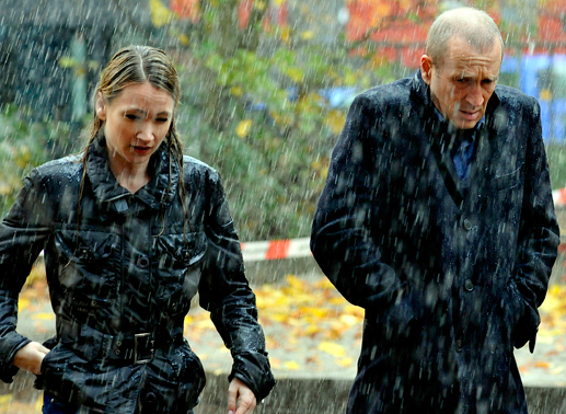Der mysteriöse Serienmörder lässt Hauptkommissar Fabel (Peter Lohmeyer) und seine Kollegin Maria Klee (Lisa Maria Potthoff) ganz schön im Regen stehen. Bild: Sender